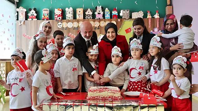 Çolakbayrakdar, 23 Nisan'ı çocuklarla kutladı