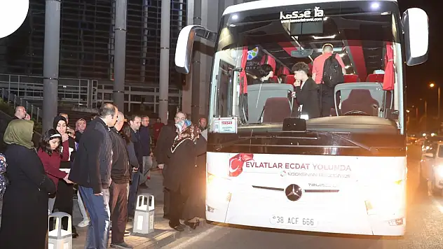 ÇOLAKBAYRAKDAR'A  TÜRK BAYRAĞI HEDİYE ETTİ