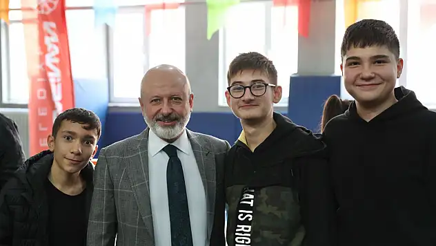 Çolakbayrakdar'dan öğrencilere meslek vurgusu