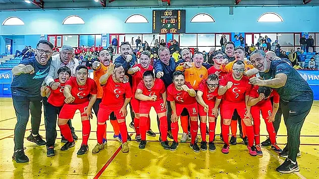 ÇOLAKBAYRAKDAR, DÜNYA İKİNCİSİ OLAN KOCASİNAN'IN ÖZEL  SPORCUSUNU TEBRİK ETTİ