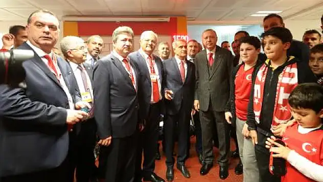 Cumhurbaşkanı Erdoğan, A Milli Futbol Takımını tebrik etti
