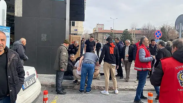 CUMHURİYET MEYDANI'NDA ESNAFI BIÇAKLADILAR