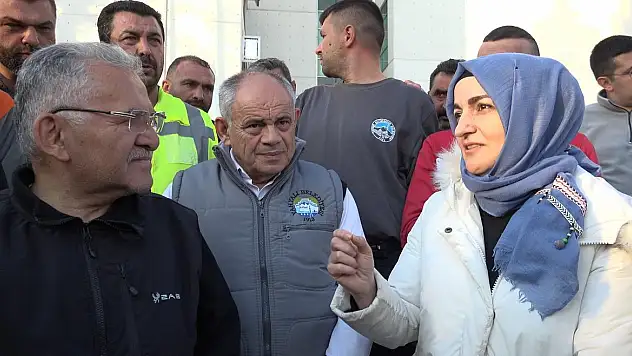 DEPREM BÖLGESİNDE YARALAR SARILIYOR