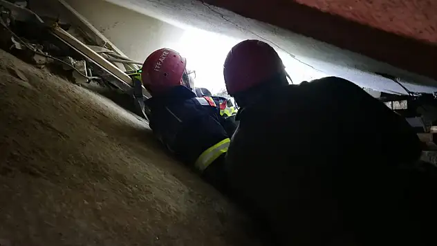 Deprem de 34 kişi sağ çıkarıldı