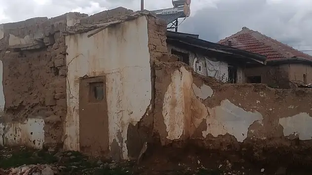 Deprem sonrası evi yıkıldı, yardım bekliyor