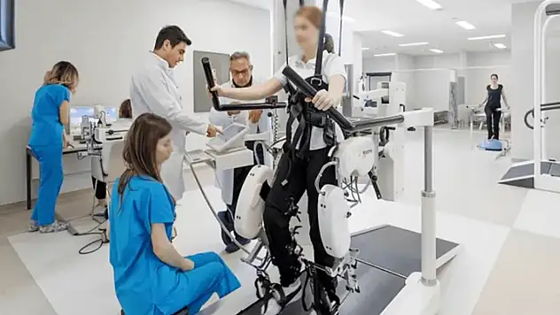 Depremde felç kalanları robotlar ayağa kaldırıyor