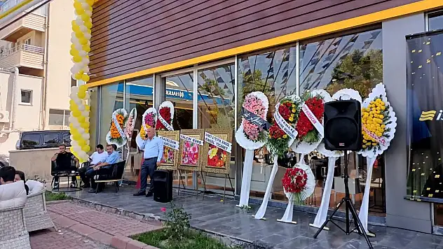 Depremzede aile Kayseri'de İstikbal Mobilya şubesi açtı