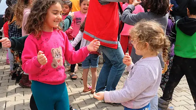 DEPREMZEDE ÇOCUKLARIMIZIN MUTLULUĞU UMUT DOLU GELECEKTİR