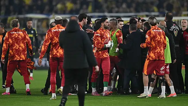 Derbi Öncesi Sahada Gerginlik Yaşandı