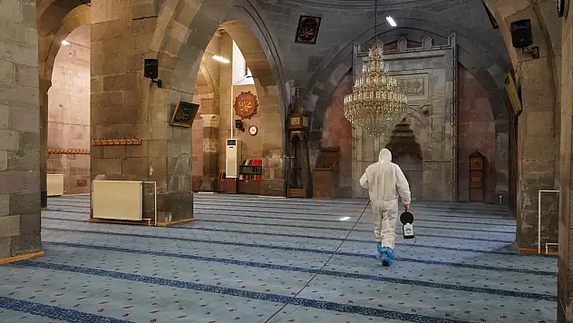 DEZENFEKTE EDİLEN CAMİLER İBADETE HAZIR