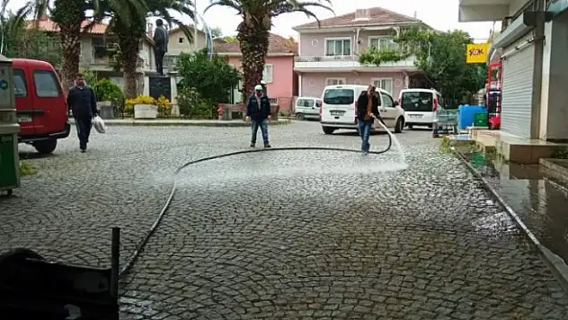 Dilovası'nda cadde ve sokaklar tazyikli suyla yıkanıyor