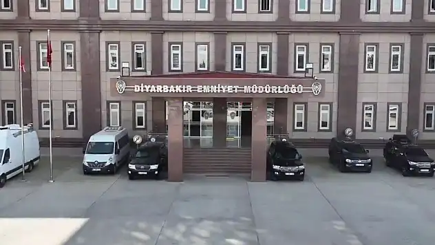 Diyarbakır'da Emniyet Müdürlüğü'ne bombalı saldırı