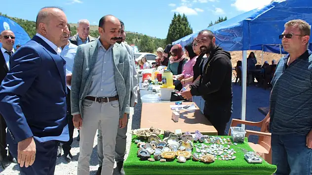 DOĞAL TAŞLARI İŞLEYİP DEĞER KAZANDIRIYOR
