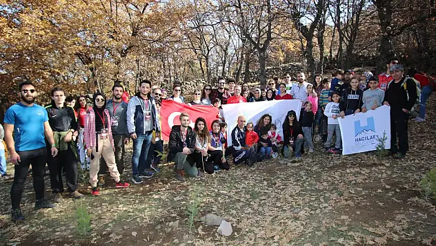 Doğaseverler Atatürk Anısına Fidan Dikti