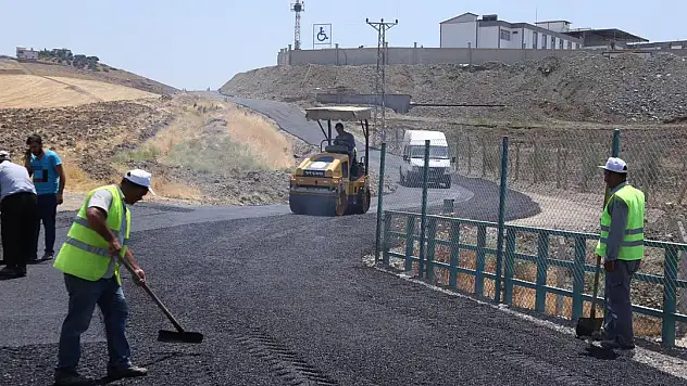 DULKADİROĞLU'NDA ÇEVRE DÜZENİ VE YOL YAPIM ÇALIŞMALARI