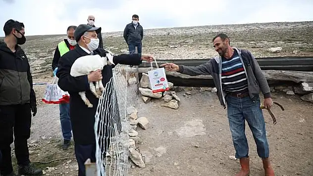 Ekmek isteyen de var oyuncak da