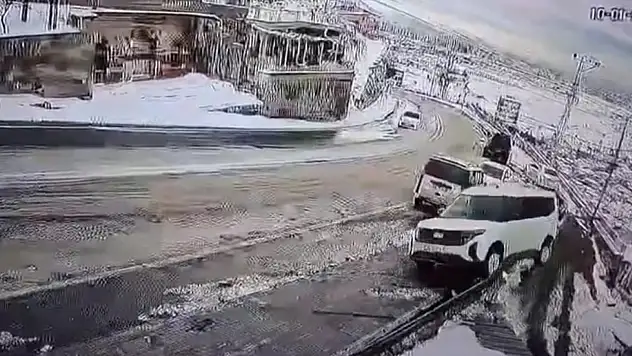 El freni çekilmeyen hafif ticari araç kaza yaptı o anlar kamerada