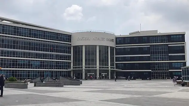 El konulan düdüklüyü istedi