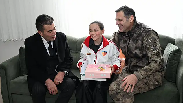 Emniyet Müdürü Aydın'dan şehit kızına karne hediyesi
