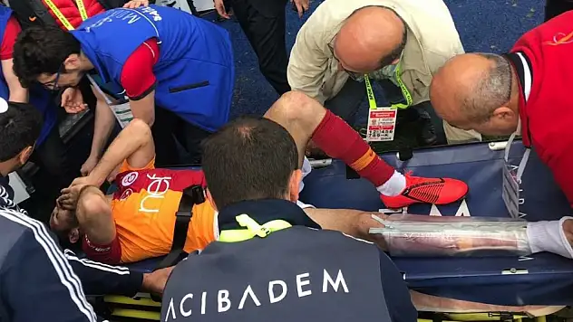 Emre Akbaba'nın Ayağı Kırıldı!