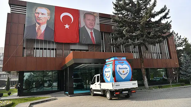 Erciyes'in yazlı gondolu Kayseri sokaklarında