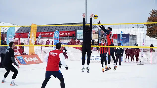 Erciyes'te kar voleybolu heyecanı yaşandı