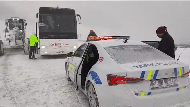 Erciyes yolunda mahsur kalan 44 kişi kurtarıldı