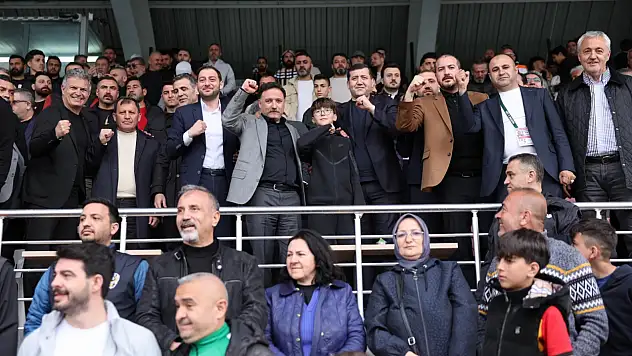 Erciyes38 FK maçını izleyen Vali Çiçek: Mutluluk yaşıyoruz