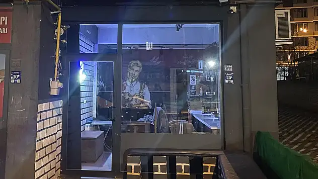 Erkek Kuaföründe Bıçaklı Kavga: 1 Yaralı