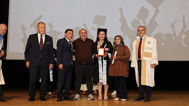 ERÜ İletişim Fakültesi'nde 415 Öğrenci Mezun Oldu