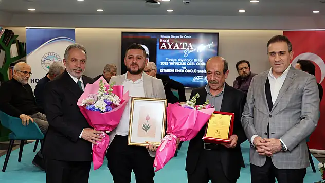 Esat ayata onuruna 'Kitapla geçen bir ömür' gecesi