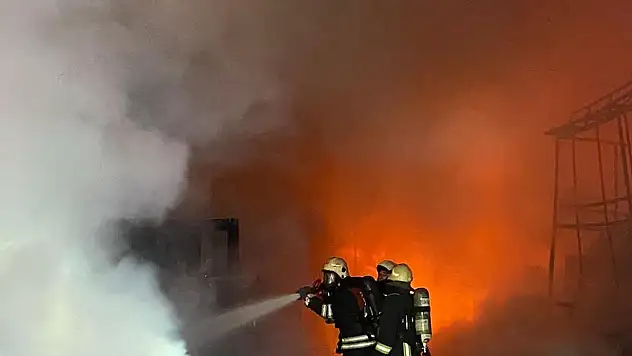FABRİKADA YANGIN ÇIKTI