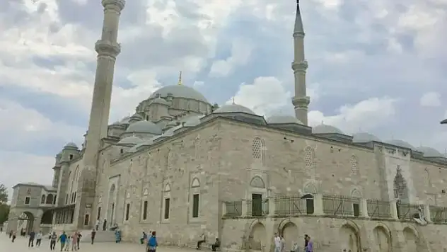 Fatih Camii'nde provokatif saldırı!
