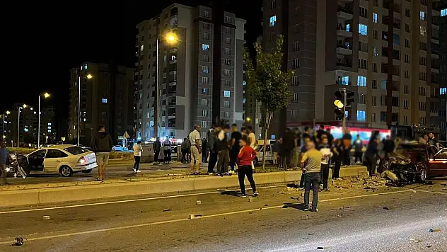FECİ KAZA 3 YARALI
