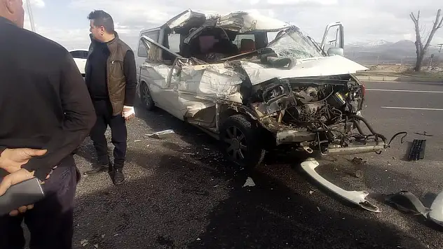 FECİ KAZA  3 YARALI