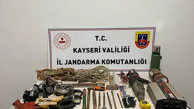 Felahiye'de kaçak kazı yapan 4 kişi suçüstü yakalandı