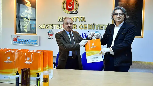 GAZETECİLERE KOLONYA, MASKE VE ELDİVEN DESTEĞİ