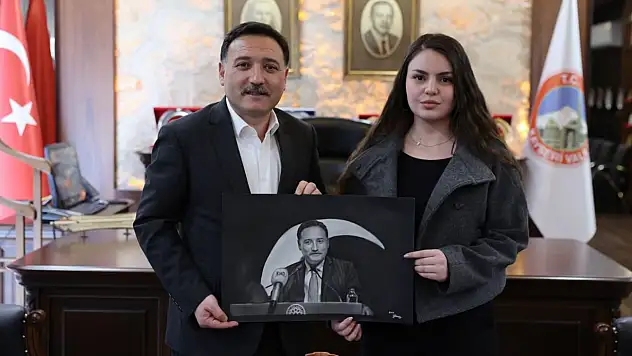 Genç ressamdan Vali Çiçek'e portre