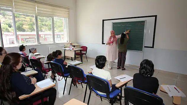 GENÇLER OSMANLICA ÖĞRENİYOR