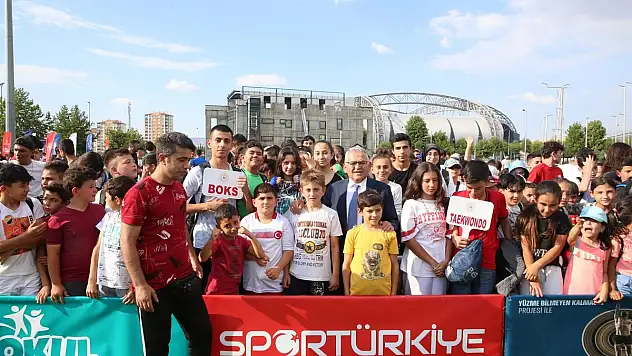 Gençler tarafından çiçeklerle karşılan