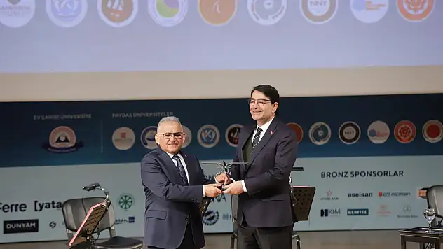 GENÇLERE YÖNELİK HİZMETLERİ ANLATTI