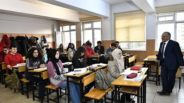 Gençliğe Güven Eğitime Önem