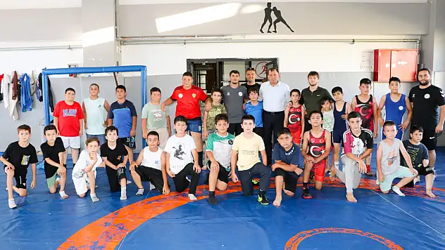 Gençlik ve Spor İl Müdürü Kabakcı, Güreş Sporcularını Antrenmanda ziyaret etti