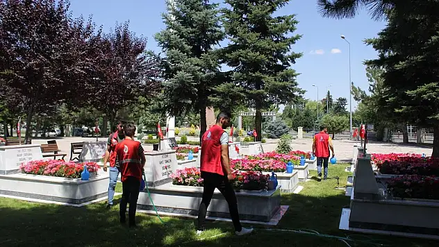 Gönüllü gençler mezarları temizleyip dualar okudu