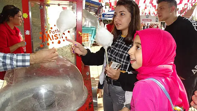 Gönüllü Gençlik Fuarda İş Başında