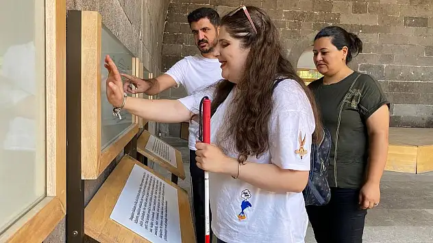 Görme engelli Selin, Selçuklu Uygarlığı Müzesi'ni bağımsız gezme hayaline kavuştu