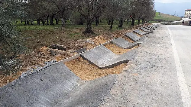 GÜLDEREN MAHALLESİ YAĞMUR SUYU KANALINA KAVUŞUYOR