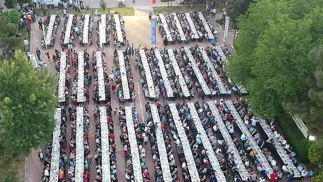 GÜNDE 12 BİN KİŞİYİ GÖNÜL SOFRASINDA BULUŞTURUYOR