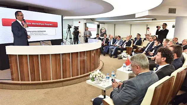 Güngör'den Yerel Yönetimler Sunumu