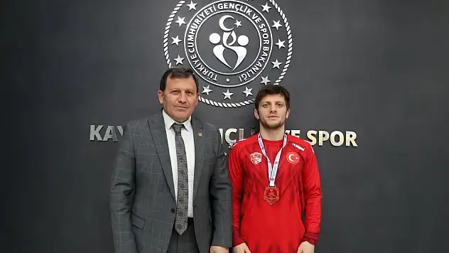 Güreşte 3'üncü olan sporcudan İl Müdürü Kabakcı'ya ziyaret